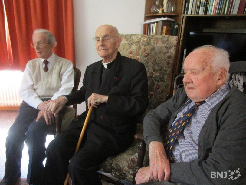 Jean-Pierre Schaller (au centre) entoure deux autres prêtres jurassiens les plus âgés : Michel Prêtre et Georges Schindelholz. (photo : Jacques Oeuvray)