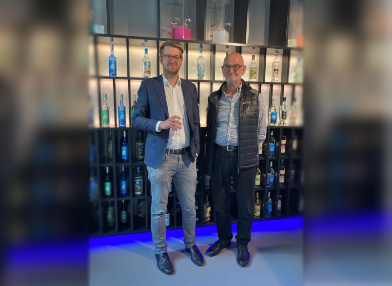 Passation de pouvoir à la présidence de la Fondation de la Maison de l'Absinthe. Baptiste Hurni (à gauche) remplace Pierre-Olivier Chave.