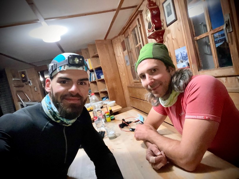 Samuel Marchand et Stefan Duchêne posent dans l'une des cinq cabanes qu'ils ont visité durant leur sortie. (Photo: Samuel Marchand)