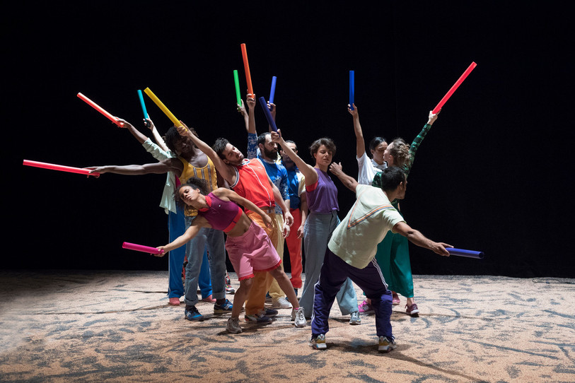 Des danseuses et danseurs d'ici et d'ailleurs se produiront jusqu'à Noël. Ici, le spectacle Akzak proposé par les voisins français de Viadanse. (Photo : Laurent Philippe)