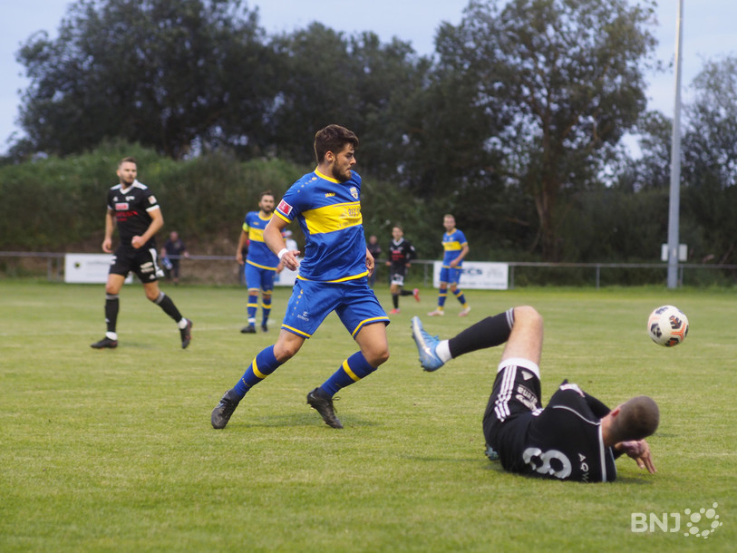 Thibaut Bourrier et ses coéquipiers du FC Coffrane ont largement tenu tête au SC Buochs.