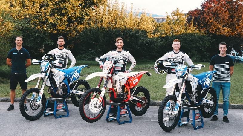La photo de famille du team Ortajoie avant son départ pour l'Italie. De gauche à droite : Florian Pretalli (assistant), Pedro Abreu Da Silva (pilote), Loris Pretalli (pilote), Dan Juillerat (pilote) et Pierrick Varrin (assistant).