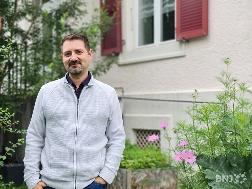 Michel Monnerat gardera son bureau à la cure de St-Imier durant le début de son diaconat et pourra ainsi continuer d'en apprécier les jardins