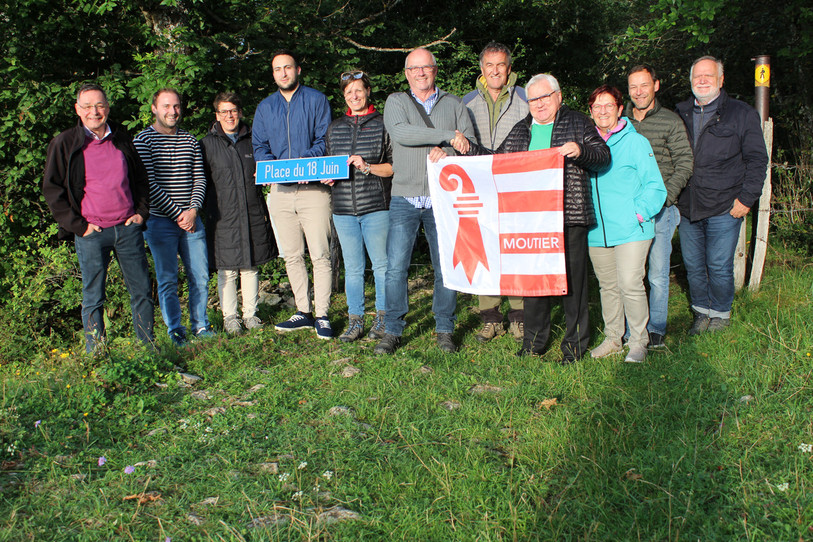 Les autorités de Moutier et de Haute-Sorne avec, au centre, les maires Jean-Bernard Vallat (à gauche) et Marcel Winistoerfer, portant le drapeau jurassien. (Photo: Haute-Sorne)