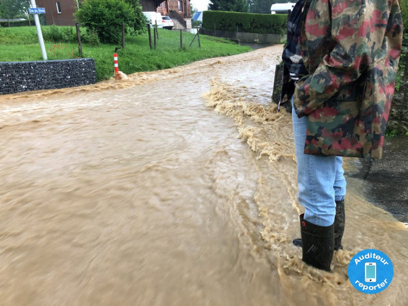 Des torrents d'eau avaient balayé les rues de certains villages ajoulots au début de l'été passé (photo : auditeur reporter).