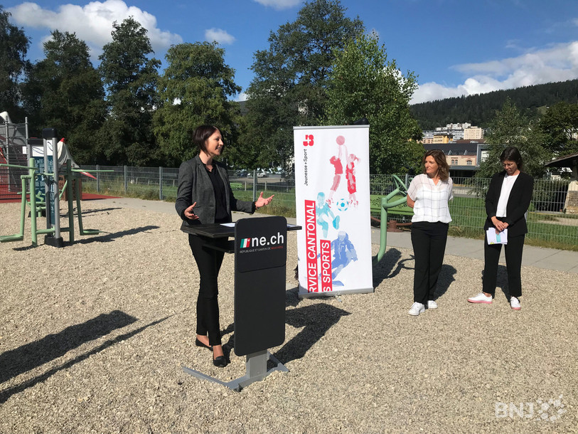 La conseillère d'État Crystel Graf, Lysian Ummel Mariani, la cheffe de l'Office de la promotion de la santé et de la prévention et Sandra Schneider, la cheffe adjointe du Service cantonal des sports ont choisi l'urbafit du Paddock à La Chaux-de-Fonds pour dévoiler le programme 2021 de « Septembre, le mois qui bouge! ».