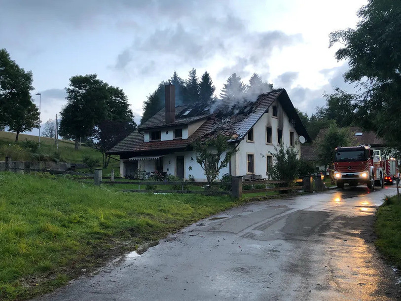 La maison, touchée par un incendie aux Reussilles, est désormais inhabitable. (Photo: Poca Berne)