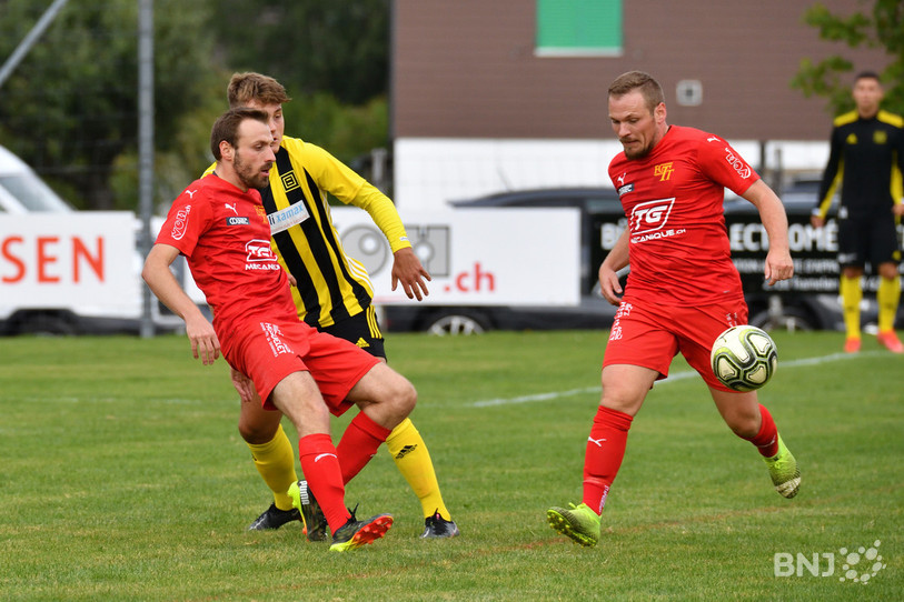 Gaetan Habegger (à gauche), Steven Habegger et le FC Tavannes/Tramelan n'ont pas pu stopper Old Boys samedi (photo : Georges Henz).