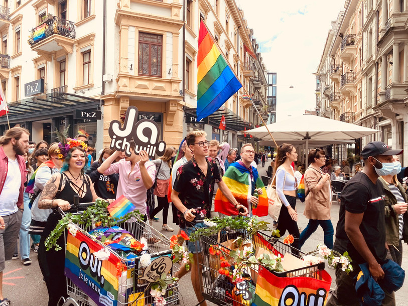 Les participants à la Marche des Fiertés ont notamment défilé dans la rue de Nidau. (Photo: association Pride Biel/Bienne)