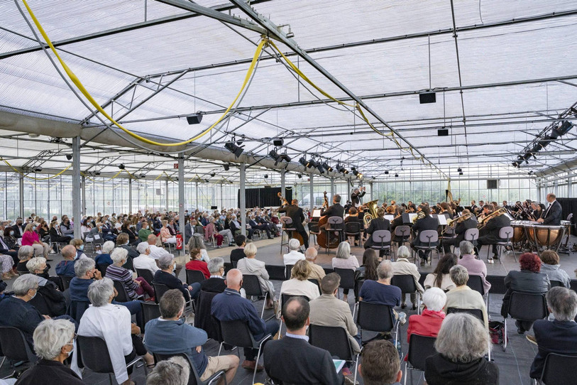 L'orchestre des Jardins Musicaux dirigé par Valentin Reymond dans les grandes serres d'Evologia à Cernier. (Photo : Giona Mottura)