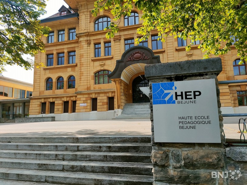 Les étudiants de la HEP-BEJUNE à Bienne, La Chaux-de-Fonds (photo) et Delémont devront présenter un certificat Covid pour suivre les cours.