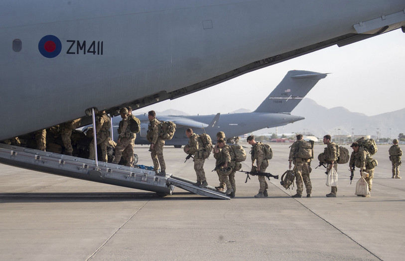 Photo publiée samedi par le ministère britannique de la Défense montrant des militaires britanniques embarquant à bord d'un avion A400M au départ de Kaboul, en Afghanistan. Les Etats-Unis ont, eux, quitter le pays au soir du lundi 30 ce août. (Photo : AP/Jonathan Gifford)