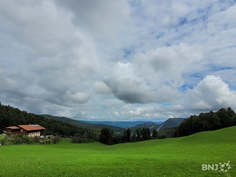La vallée de Delémont est observable depuis l'extrémité est de Rebévelier.
