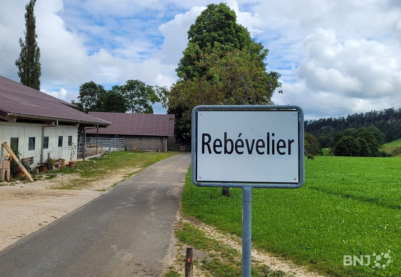 L'entrée de Rebévelier depuis le hameau des Cerniers de Rebévelier, qui fait aussi partie de la commune.