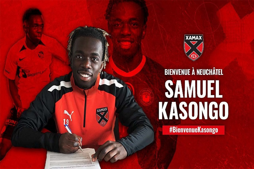 Samuel Kasongo au moment de sa signature à Xamax. (photo Xamax)