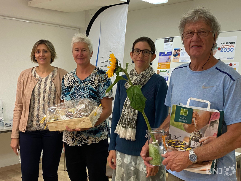 Les lauréats du concours du Premier citoyen de l'Arc jurassien ont été récompensés mardi par les parrains du Passeport de l'UPJ. De gauche à droite : Anne Girardet (Parc du Doubs), Marie-Christine Lièvre (Première citoyenne), Viviane Vienat (Parc Chasseral) et Jean-Claude Gerber (Deuxième citoyen).