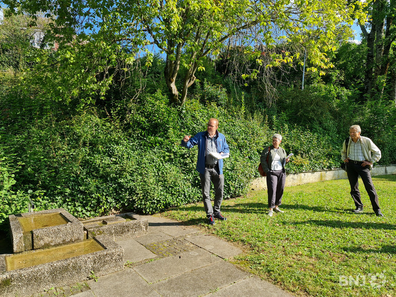 Karin Zaugg, la responsable du service des monuments historique de la ville de Bienne, Sacha Felber, responsable du secteur des cimetières de la ville et Martin Schwendimann, le président du groupe régional Bienne-Seeland de Patrimoine bernois au parc du Jutzhubel.
