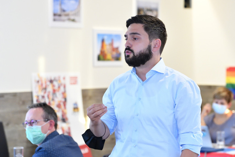 Le co-président du Parti socialiste Suisse, Cédric Wermuth, s'est adressé jeudi soir aux militants du PSJ (photo: Georges Henz).
