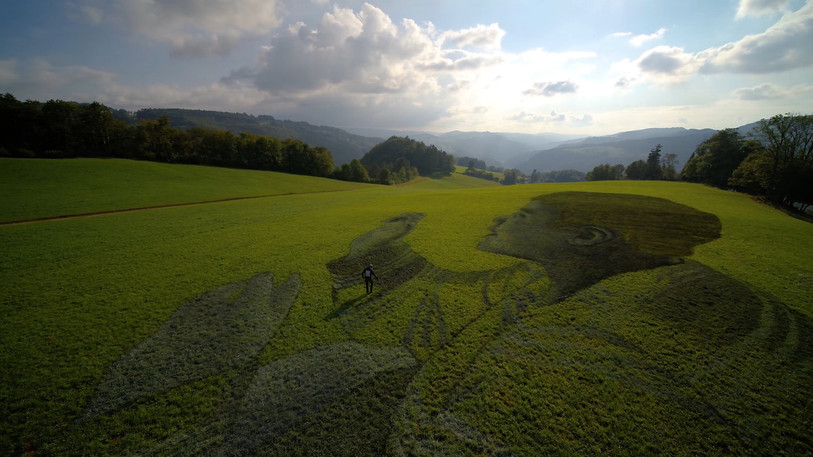 L'artiste de Moutier a peint un portrait d'enfant, à la croisée de plusieurs des séries qu'il réalise à travers le monde. (crédit photo & vidéo): LeSabe pour Saype)