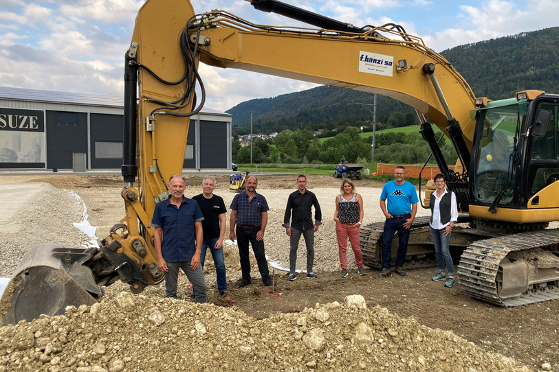 Le premier coup de pioche a été donné récemment par les différents acteurs du projet. (Photo : Energie Corgémont SA).