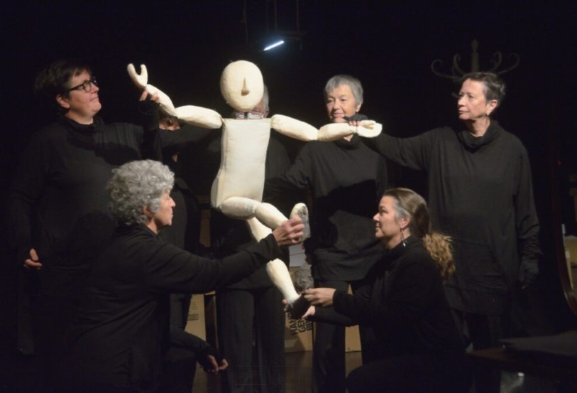 Jenny Jucker (en bas, à gauche) et les marionnettistes de La Turlutaine en action lors d'une répétition pour le spectacle