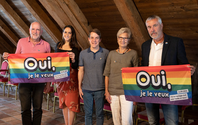 De gauche à droite : François Roquier (Les Verts), Marina Zuber (PSA), Bastien Eschmann (PDC), Marcelle Forster (PSJB) et Jean-Luc Niederhauser (PLR) mettent leurs forces en commun pour défendre le mariage pour tous. (Photo : Andrea Babey )