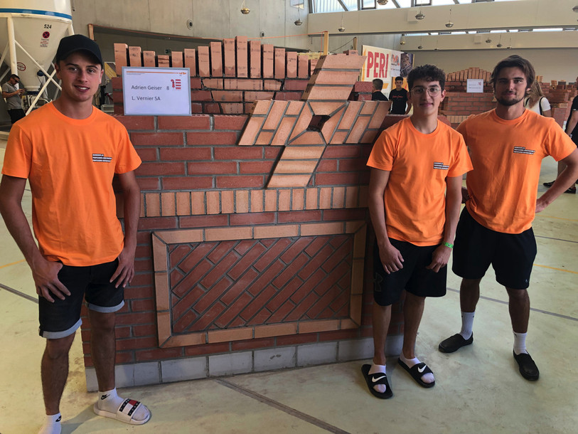 Les Jurassiens ont fait leur place au concours romand de maçonnerie (Nolan Langenegger, Maxence Vauclair et Adrien Geiser (de gauche à droite). (Photo: Damien Plumey)
