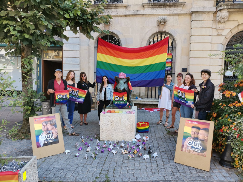 Le sanglier de Porrentruy a été habillé d'un drapeau arc-en-ciel et d'une casquette rose samedi pour défendre le mariage pour tous. (Photo: fédération socialiste d'Ajoie)