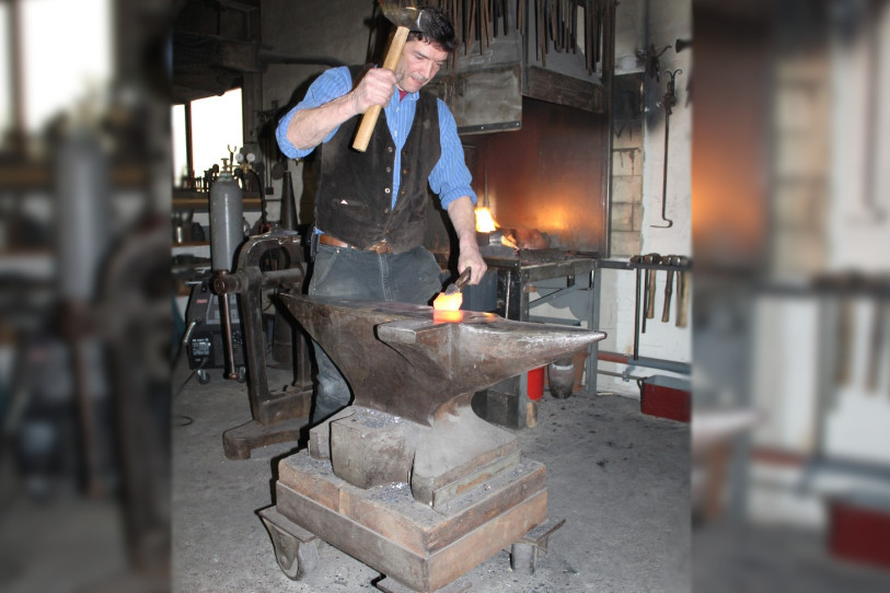 Le savoir-faire jurassien, ici un forgeron à l’œuvre, seront mis en lumière (Photo : Serge Turberg).