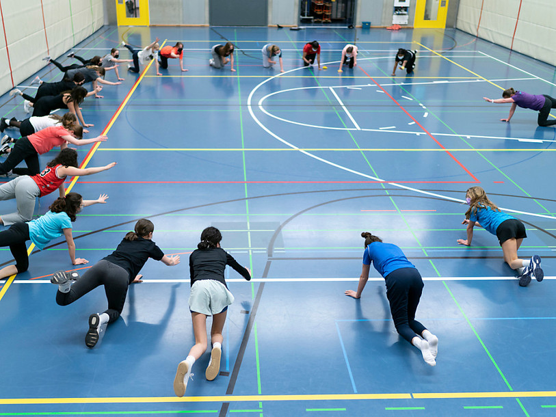 Les leçons d’éducation physique obligatoires et le sport scolaire facultatif obtiennent de bonnes notes de la part des élèves, qui y trouvent une source de motivation pour pratiquer une activité sportive en dehors de l’école. (Photo : KEYSTONE / Gaëtan Bally).
