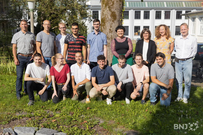 Tous les gagnants, leurs professeurs et les représentants des deux entreprises avaient un large sourire après la proclamation des résultats devant les locaux de l’Incubateur i-moutier. (Photo : Incubateur i-moutier)