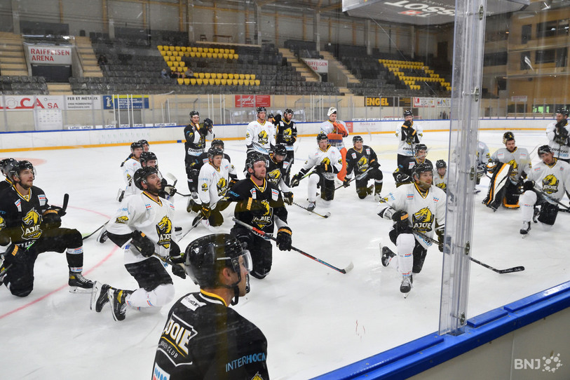 Les joueurs du HC Ajoie regardent dans la même direction. Le coup d'envoi de la saison est donné ce mardi à Porrentruy (photo : Georges Henz).