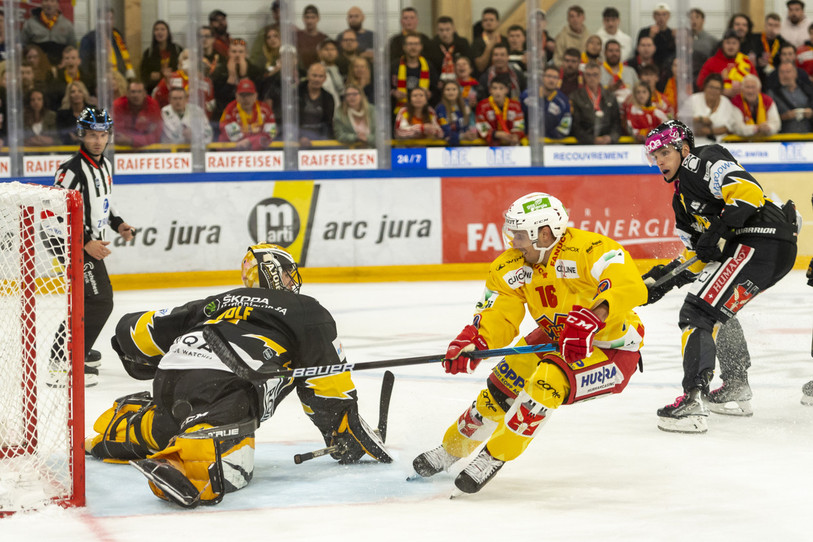 Fabio Hofer trompe Tim Wolf pour le 2-0 au terme d'un contre éclair. (Photo : KEYSTONE/Georgios Kefalas)