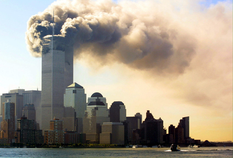 Des flammes et de la fumées s'échappent des étages supérieurs des tours du World Trade Center lors des attentats du 11 septembre 2001. (Photo : archives KEYSTONE / EPA DPA / Hubert Michaël Boesl).