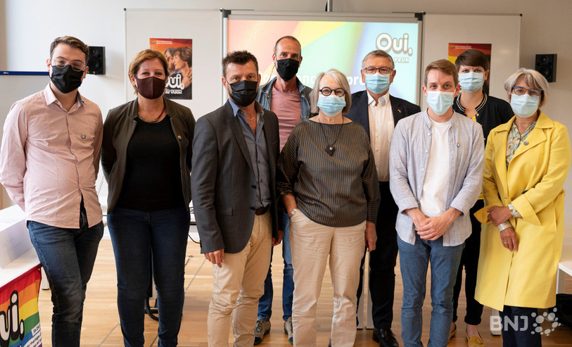 De gauche à droite : Ludovic Morel (PCSI), Céline Robert-Charrue Linder (Les Verts), Didier Receveur (Vert'libéraux Jura), Christophe Chaignat (Juragai), Guite Theurillat (CS-POP), Charles Juillard (PDC), Bastien Eschmann (PDC), Olga Baranova (directrice de la campagne nationale) et Elisabeth Baume-Schneider (PS). (Photo : Andrea Babey).