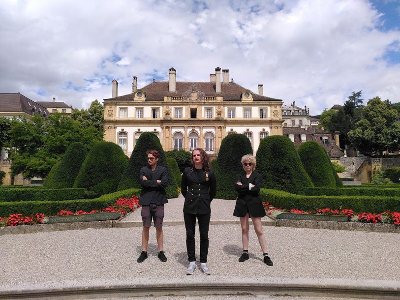 Le Palais du Peyrou accueille une des scénettes de la visite guidée que propose la Ligue d'improvisation neuchâteloise. (Photo : LINE).