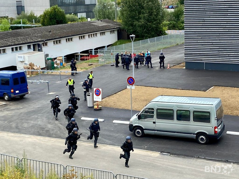 La police cantonale jurassienne et la police municipale de Porrentruy se sont exercées à sécuriser la Raiffeisen Arena et ses alentours. 