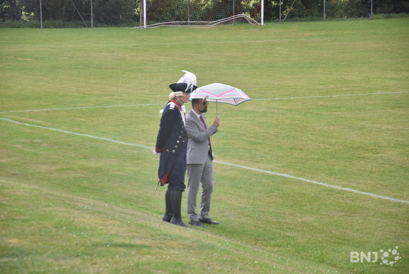 Face à la pluie battante, Hervé Gullotti a sorti son parapluie.