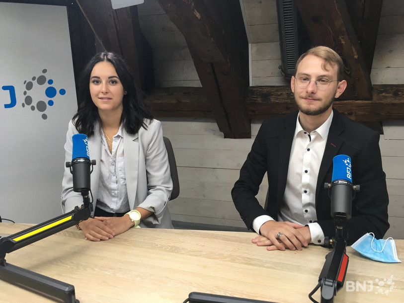 La PS Leïla Hanini (à gauche) et le PLRJ Anael Lovis (à droite) débattaient ce vendredi sur l'initiative 99%