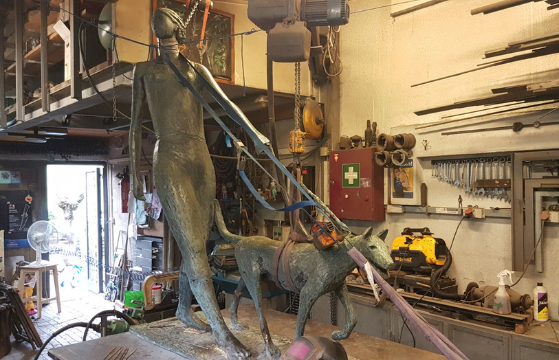 La statue du collège de Delémont a retrouvé une nouvelle jeunesse. (Photo : Marc Grélat).