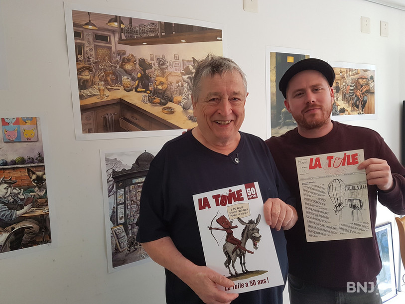 Pierre-André Marchand aux côtés du dessinateur Guznag qui tient le premier numéro original de La Tuile !