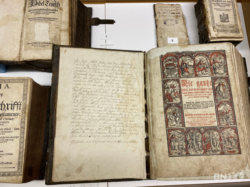 Parmi les trésors conservés à la chapelle, des bibles, mais aussi certains actes qui mettent en lumière les persécutions subies par les anabaptistes.