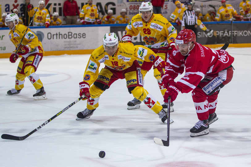 Yanick Stampfli (en jaune) va vivre une 3e saison dans les rangs du HC Bienne (photo : KEYSTONE/Patrick B. Kraemer).