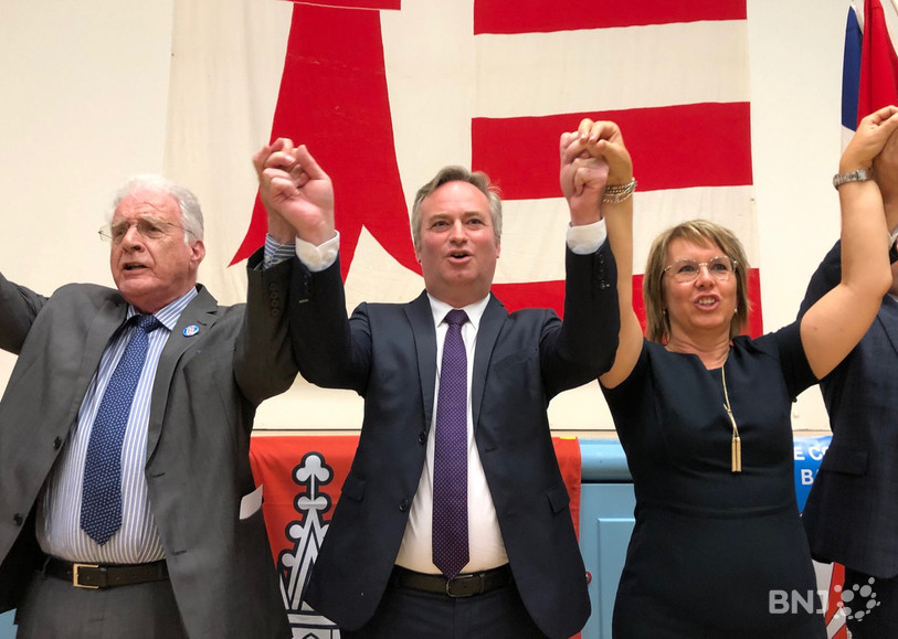 Le Secrétaire d'Etat français Jean-Baptiste Lemoyne (au centre) a chanté La Rauracienne aux côtés de l'ancien ministre jurassien François Lachat et de la présidente du Gouvernement jurassien Nathalie Barthoulot. 