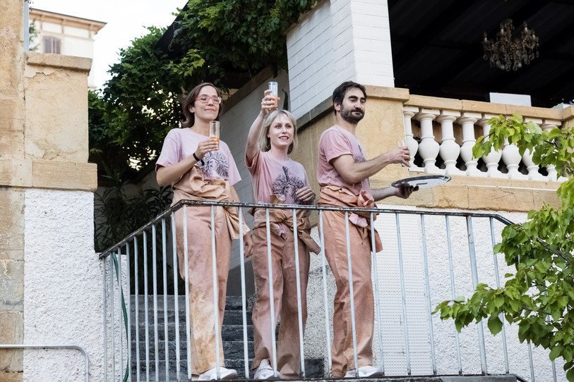 De gauche à droite: l'écrivaine Odile Cornuz, la comédienne Emilie Blaser et le musicien Raphaël Weber. Le trio est à l'origine du spectacle visant à célébrer les 20 ans du Théâtre du Passage à Neuchâtel. (Photo: Guillaume Perret)