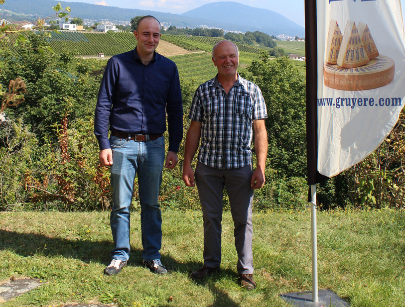 Adrien Pagnier (à gauche), fromager à la Fromagerie Duo-Vallon aux Bayards et Jean-Pierre Gfeller (à droite), Président de cette société de production de lait (Photo : crédit Neuchâtel Vins et Terroir)