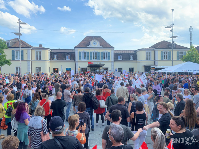 Les manifestants se sont retrouvés sur la place de la gare à Delémont lundi en fin d'après-midi.