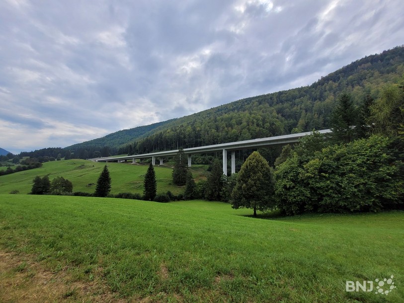 L'autoroute A16 passe en plein milieu de la nature courtisane.