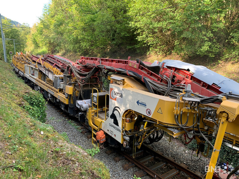 Le train de chantier de 70 mètres de long est utilisé pour la première fois par les CJ (ici à la Combe Tabeillon).