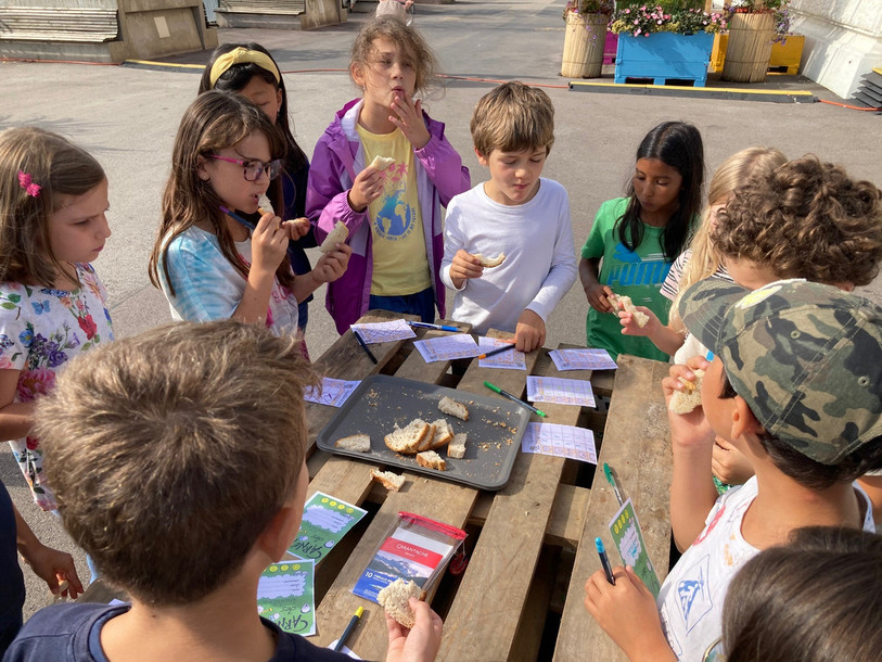 Une classe de 5e HarmoS a dégusté mardi deux pains fabriqués avec des farines neuchâteloises.